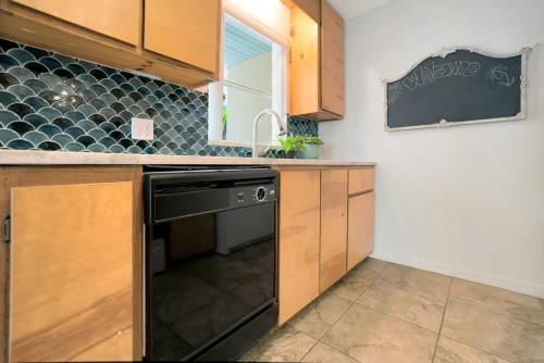 1 Block From St Aug Beach, Tropical Apt w Patio in St. Augustine, USA
