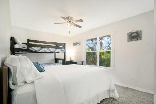 1 Block From St Aug Beach Tropical Apt w Patio - image 10