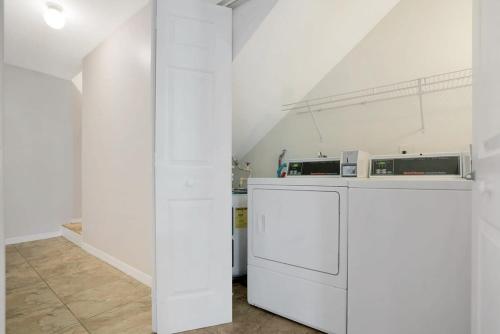 1 Block From St Aug Beach Tropical Apt w Patio - image 14