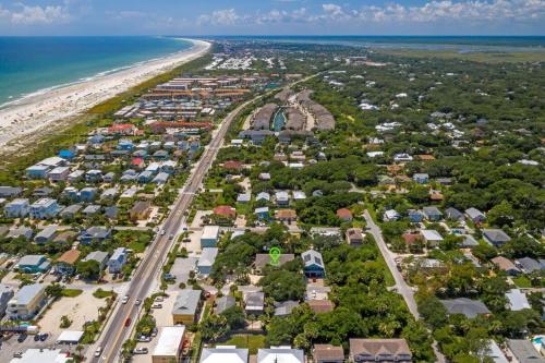 1 Block From St Aug Beach Tropical Apt w Patio - image 12