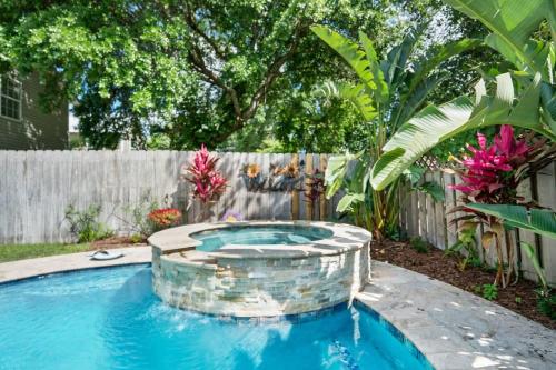 Charming Cottage w Pool Walkable to Downtown - image 13