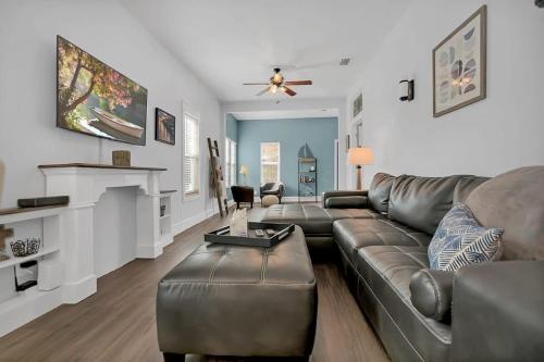 Charming Cottage w Pool Walkable to Downtown - image 10
