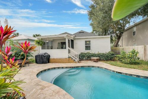 Charming Cottage w Pool Walkable to Downtown - image 14