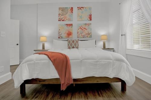 Charming Cottage w Pool Walkable to Downtown - image 3