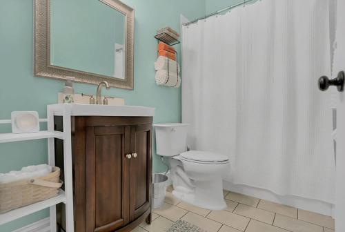 Charming Cottage w Pool Walkable to Downtown - image 7