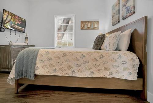 Charming Cottage w Pool Walkable to Downtown - image 10