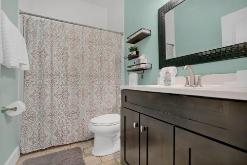 Charming Cottage w Pool Walkable to Downtown - image 12