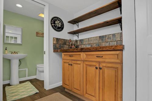 Charming Cottage w Pool Walkable to Downtown - main image