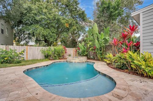 Charming Cottage w Pool Walkable to Downtown - image 12