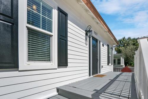 Charming Cottage w Pool Walkable to Downtown - image 13