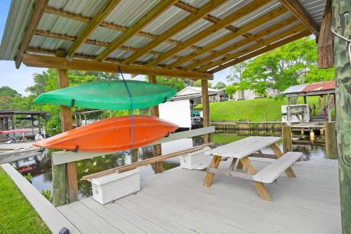 QT Cottage Canal Front Dock Fire Pit Kayaks in Satsuma, USA