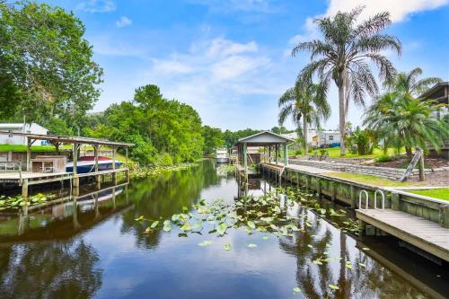 QT Cottage Canal Front Dock Fire Pit Kayaks in Satsuma, USA