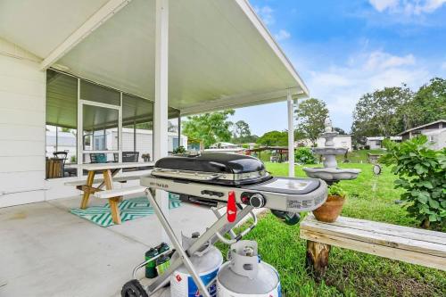 QT Cottage Canal Front Dock Fire Pit Kayaks in Satsuma, USA