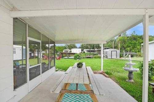 QT Cottage Canal Front Dock Fire Pit Kayaks in Satsuma, USA