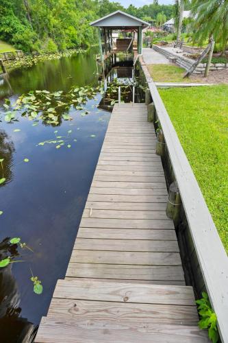 QT Cottage Canal Front Dock Fire Pit Kayaks in Satsuma, USA