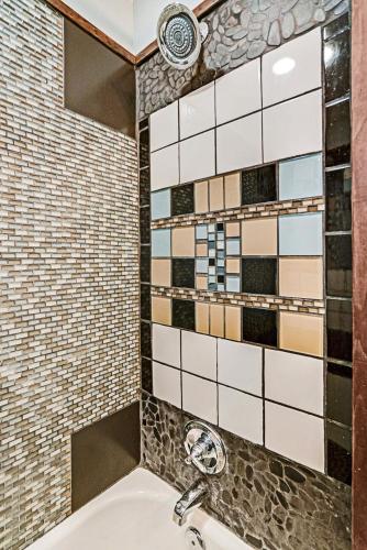 Eclectic Beauty Heart of Downtown St Aug - image 10