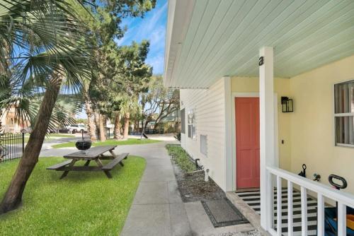 1 Block From St Aug Beach and A Street, Apt with Patio and Parking in St. Augustine, USA