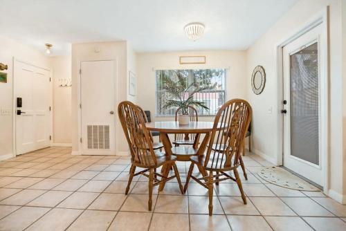 1 Block From St Aug Beach and A Street Apt with Patio and Parking - image 10