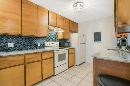 1 Block From St Aug Beach and A Street, Apt with Patio and Parking in St. Augustine, USA