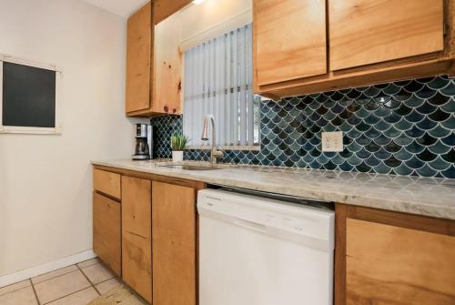 1 Block From St Aug Beach and A Street Apt with Patio and Parking - main image