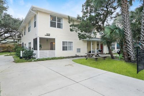 1 Block From St Aug Beach and A Street Apt with Patio and Parking - image 12