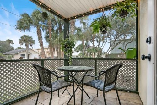 1 Block From St Aug Beach and A Street Apt with Patio and Parking - image 3
