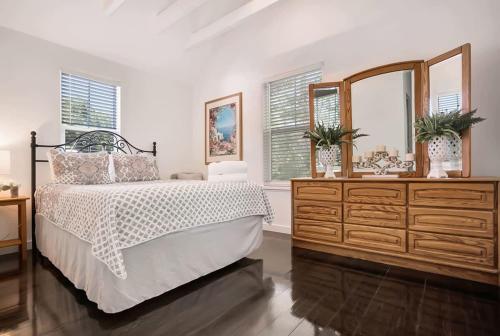 Downtown Home with Hot Tub BBQ Near Ice Plant! - image 9