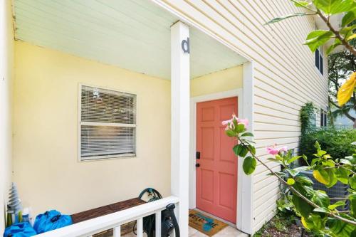 1 Block From St Aug Beach and A Street, Boho Apt with Tropical Vibes, Patio, 3 Parking Spots in St. Augustine, USA