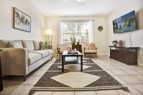 1 Block From St Aug Beach and A Street, Boho Apt with Tropical Vibes, Patio, 3 Parking Spots in St. Augustine, USA