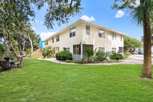 1 Block From St Aug Beach and A Street, Boho Apt with Tropical Vibes, Patio, 3 Parking Spots in St. Augustine, USA