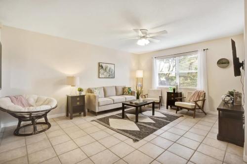 1 Block From St Aug Beach and A Street, Boho Apt with Tropical Vibes, Patio, 3 Parking Spots in St. Augustine, USA