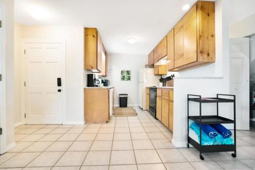 1 Block From St Aug Beach and A Street, Boho Apt with Tropical Vibes, Patio, 3 Parking Spots in St. Augustine, USA