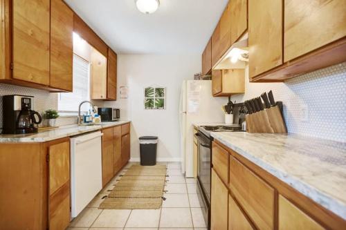 1 Block From St Aug Beach and A Street, Boho Apt with Tropical Vibes, Patio, 3 Parking Spots in St. Augustine, USA