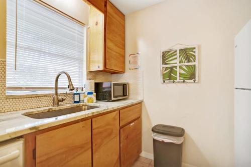 1 Block From St Aug Beach and A Street, Boho Apt with Tropical Vibes, Patio, 3 Parking Spots in St. Augustine, USA