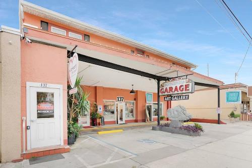 Park It At the Butterfield Garage, Historic Pre-Prohibition Style Apt in the Heart of Downtown in St. Augustine, USA