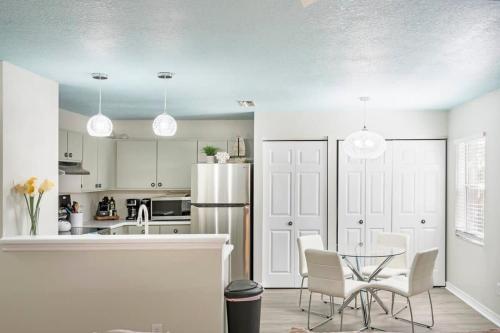 Uptown Gem The Castaway Cottage, Dog Friendly! in St. Augustine, USA