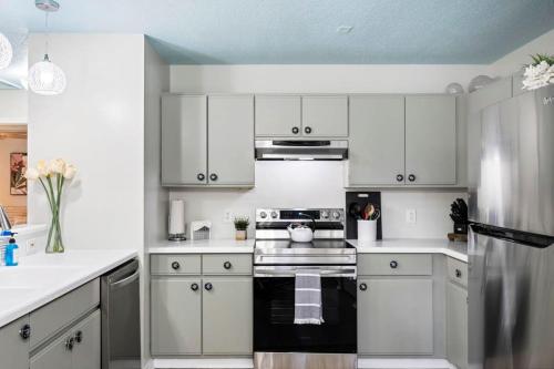 Uptown Gem The Castaway Cottage, Dog Friendly! in St. Augustine, USA