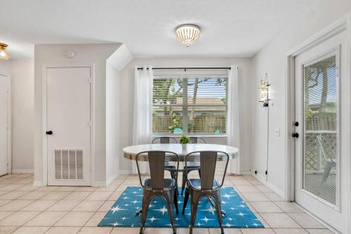 The Atomic Burst 50s Mid Century Apt in the Heart of St Aug Beach Steps to Sand Bites and Drinks in St. Augustine, USA