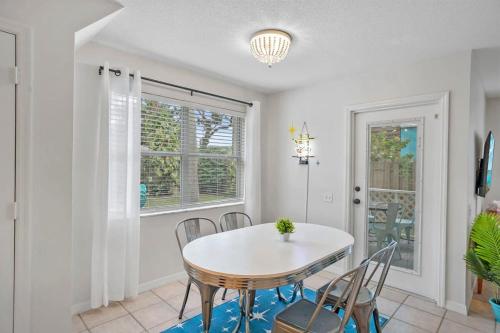 The Atomic Burst 50s Mid Century Apt in the Heart of St Aug Beach Steps to Sand Bites and Drinks in St. Augustine, USA