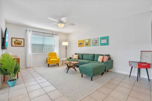 The Atomic Burst 50s Mid Century Apt in the Heart of St Aug Beach Steps to Sand Bites and Drinks in St. Augustine, USA