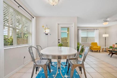 The Atomic Burst 50s Mid Century Apt in the Heart of St Aug Beach Steps to Sand Bites and Drinks in St. Augustine, USA