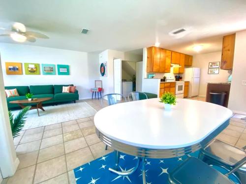 The Atomic Burst 50s Mid Century Apt in the Heart of St Aug Beach Steps to Sand Bites and Drinks in St. Augustine, USA