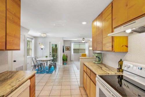 The Atomic Burst 50s Mid Century Apt in the Heart of St Aug Beach Steps to Sand Bites and Drinks in St. Augustine, USA