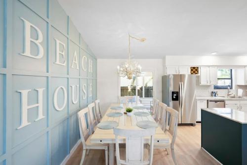 The St Augusdream Renovated Beach House Sleeps 8 Walk to Beach in St. Augustine, USA