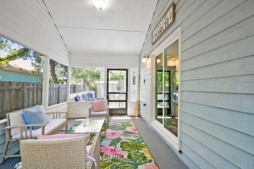 The St Augusdream Renovated Beach House Sleeps 8 Walk to Beach in St. Augustine, USA