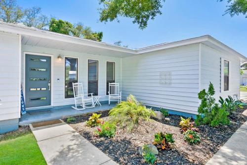 The St Augusdream Renovated Beach House Sleeps 8 Walk to Beach in St. Augustine, USA
