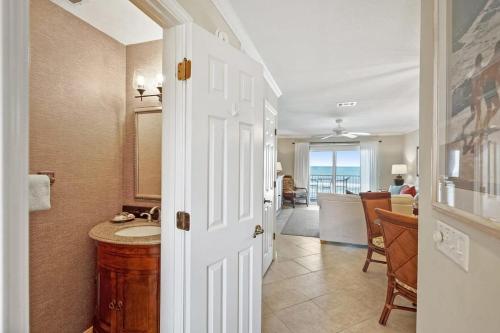 Oceanfront Summerhouse Condo Pool Tennis BBQ in Crescent Beach