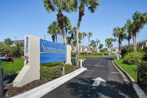 Oceanfront Summerhouse Condo Pool Tennis BBQ in Crescent Beach