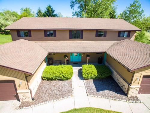 Family-friendly cottages by Lake Bella Vista in Rockford, USA