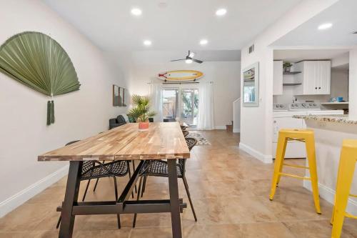 Surfs Up Minutes to Beach Dog Friendly 2 King Beds in St. Augustine, USA